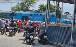 Cục CSGT lên tiếng về clip "ma che mắt" loạt tài xế vượt đường ray tàu hỏa khi chuông báo