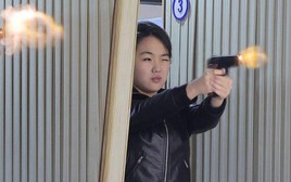 Thị sát nhà máy vũ khí, nhà lãnh đạo Triều Tiên cùng con gái thử nghiệm bắn súng