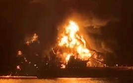 Hai tàu chở dầu phát nổ ngoài khơi Iraq, khói lửa mù mịt