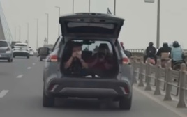 Xử phạt tài xế mở cốp, chở người trong khoang hành lý khi chạy xe