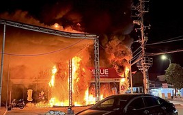 NÓNG: Cháy lớn tại quán Mixue ở Quảng Ninh, lửa bùng dữ dội thiêu rụi cửa hàng khiến nhiều người hốt hoảng