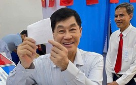 Tỷ phú Johnathan Hạnh Nguyễn: “Tôi từng cầm hộ chiếu nhiều quốc gia, nhưng chỉ lá phiếu bầu cử ở Việt Nam mới khiến tay tôi run…”