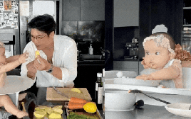 Bố bỉm Huy Trần nấu ăn dặm cho bé Gạo, ái nữ háu ăn đến mức đòi miếng khoai tây vừa hấp xong, khiến ai cũng bật cười