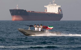 Cách Iran phân biệt loại tàu được phép đi qua eo biển Hormuz: Vì sao có giả mạo cỡ nào cũng bị "tóm sống"?