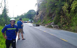 Di chuyển khối đá 16 tấn chênh vênh trên đèo Bảo Lộc uy hiếp người qua lại