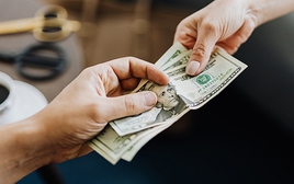 3 sai lầm chí mạng khi cho người khác vay tiền: Số 2 nguy hiểm nhất, có thể khiến bạn "tán gia bại sản"