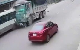 VIDEO: Xe ben tông xe 29 chỗ đưa đón học sinh, đẩy đi hàng chục mét