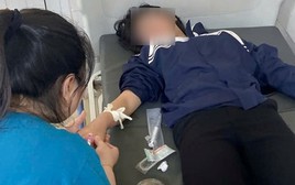 Nữ sinh lớp 7 nghi uống thuốc trừ sâu do áp lực cô lập, trêu chọc từ bạn bè