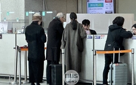 Nàng thơ và chủ tịch U70 ngoại tình còn ngẩng cao đầu xuất hiện cùng con trai ngoài giá thú ở sân bay