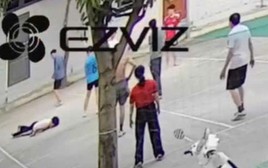 VIDEO: Đang đánh bóng chuyền, người đàn ông gục xuống sân nằm bất động