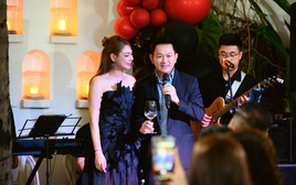 Chồng Việt Kiều bí mật bay về Việt Nam tổ chức sinh nhật như đám cưới cho Thanh Thảo