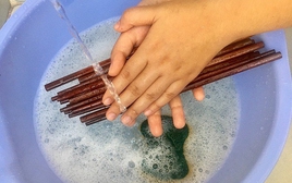 Đũa rửa không sạch bẩn gấp 8 lần bồn cầu! Chuyên gia nhắc: Phải làm 5 việc, đừng cọ cả nắm vào nhau!