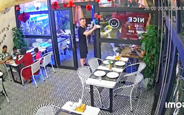 Dân mạng cười bò với clip chàng trai Nga lắc chuông lia lịa để khen món ăn Việt