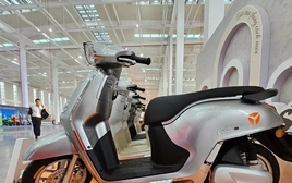 Cận cảnh mẫu xe máy điện đầu bảng mới của Yadea