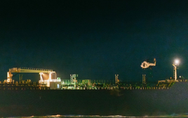 Tàu chở dầu nghi của Nga treo cờ quốc gia khác đang di chuyển bất ngờ bị vây bắt