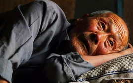 Lần lượt thuê giúp việc chăm sóc tại nhà và sống trong viện dưỡng lão, cụ ông 88 tuổi phát hiện nơi tuyệt vời để dưỡng già