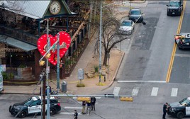 Sát thủ mặc áo in cờ Iran xả súng vào quán bar Mỹ