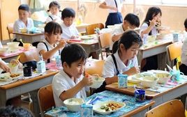 Đưa 1 thứ cho con mang tới trường, bà mẹ bỗng bị chỉ trích "làm màu", "khoe mẽ", bức xúc đến nỗi phải chuyển trường!