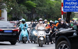 Ảnh, clip: Xe máy nối đuôi nhau, rồng rắn đi ngược chiều ở Hà Nội