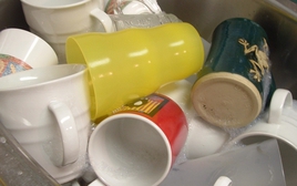 4 loại cốc dễ "hại thận", hại não vì giấu vi nhựa, kim loại nặng: Bác sĩ cảnh báo "đừng đựng nước nóng"