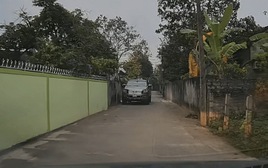 Xôn xao thông tin tài xế đỗ ô tô chắn ngang đường, thách thức “tự lùi đi đường khác”: Công an vào cuộc