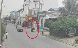 Đôi nam nữ dàn cảnh mua vé số, “ẵm” 2 xấp rồi bỏ chạy