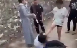 Một thiếu nữ mặc áo học sinh bị đánh hội đồng đến bất tỉnh