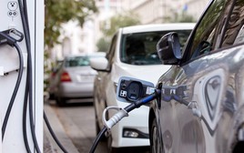 Việt Nam vượt EU và Mỹ về tỷ lệ chuyển đổi xe điện: Khi EV không còn là lựa chọn xanh mà là "tấm khiên" kinh tế