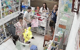 Khách Tây khiến chủ tiệm thuốc ở Phú Quốc phải trích xuất camera an ninh đăng lên mạng vì quá dễ thương