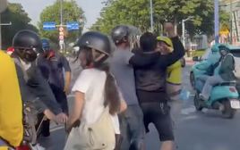 Hai người đàn ông xô xát giữa đường ở TPHCM khiến nhiều người khiếp vía