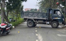 VIDEO: Ô tô tải phóng nhanh phanh gấp, quay ngang đường khiến 2 phụ nữ thương vong