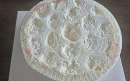 Chiếc bánh kem dâu tây với vẻ ngoài kỳ lạ gây tranh cãi