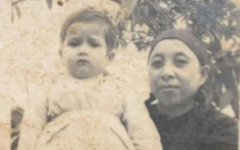 Cậu bé được mẹ ẵm trong bức ảnh giờ là tên tuổi đình đám showbiz Việt: Gia thế "không phải dạng vừa", giờ dạy con khéo