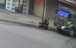 Mải nói chuyện điện thoại, tài xế lái xe tải đè tử vong 2 người đi đường