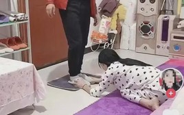 Bức ảnh QUỲ GỐI nhận bão "gạch đá": Đây chính là cách cha mẹ huỷ hoại con cái nhanh nhất!