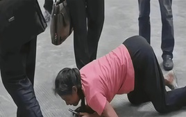 “Nó là em ruột của con mà!” - Người mẹ ngoài 60 tuổi quỳ xin con gái, câu đáp trả của cô gây tranh cãi