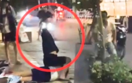 Nam sinh bị nhóm người đi ô tô dùng gậy đánh tới tấp giữa phố Hà Nội