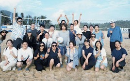 Team buiding mà sếp thân mật quá đà: Làm sao để xử lý gọn?