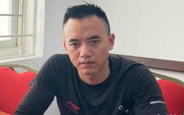 Danh tính tài xế ô tô bán tải chèn ép khiến 3 người trên xe máy ngã nhào ở Hà Nội