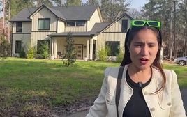 Nữ NSƯT 50 tuổi đi Mỹ: "Tôi khổ quá, tới giờ này vẫn còn đi bán từng ly cà phê kiếm 25 nghìn đồng"