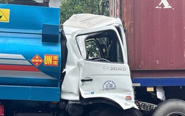 Xe container đang dừng đèn đỏ thì bị tông, gây ùn tắc hơn 1 km