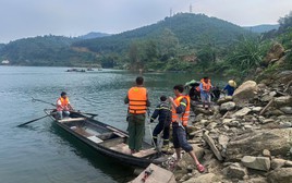 Hiện trường trắng đêm tìm kiếm đôi vợ chồng mất tích giữa lòng hồ thủy điện: Con trai may mắn sống sót