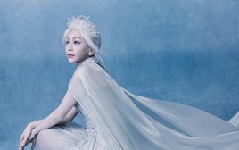 U60 vẫn lên đồ như công chúa, cả Trung Quốc có đúng 1 người: Thời gian không lưu dấu vết, góc nào cũng nét căng