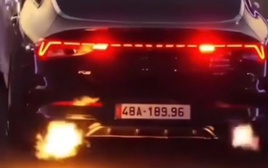 CLIP: Xe con phun lửa khi đang chạy, cộng đồng mạng xôn xao