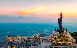 Công trình làm bằng 170 tấn đồng đỏ do chính người Việt tạo tác bằng công nghệ châu Âu, đã vượt Trung Quốc để lập kỷ lục cao nhất châu Á