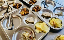 Đọc tin thực phẩm bẩn vào trường học, tôi giật mình nhớ lại câu nói vu vơ của con