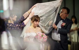 Ngày con lấy vợ giàu, tôi tặng 2 đứa một chiếc bát mẻ: Món quà “kém duyên” của bà mẹ nghèo lại là thứ khiến thông gia nể phục