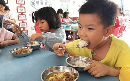 Dặn con bí mật chụp ảnh bữa ăn bán trú, bà mẹ tá hoả khi xem ảnh: Thế cũng xứng gọi là "cơm trưa" sao?