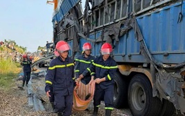 Kinh hoàng xe container tông xe máy rồi lật ngang, 3 người tử vong