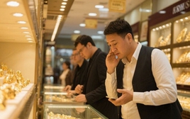 Phát hiện người đàn ông chi 19 tỷ đồng mua vàng không cần nhìn giá, thanh toán bằng 3 thẻ ngân hàng: Chủ tiệm lập tức báo công an